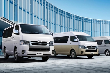 （左）：VAN・2WD・2800ディーゼル・標準ボディ・スーパーGL